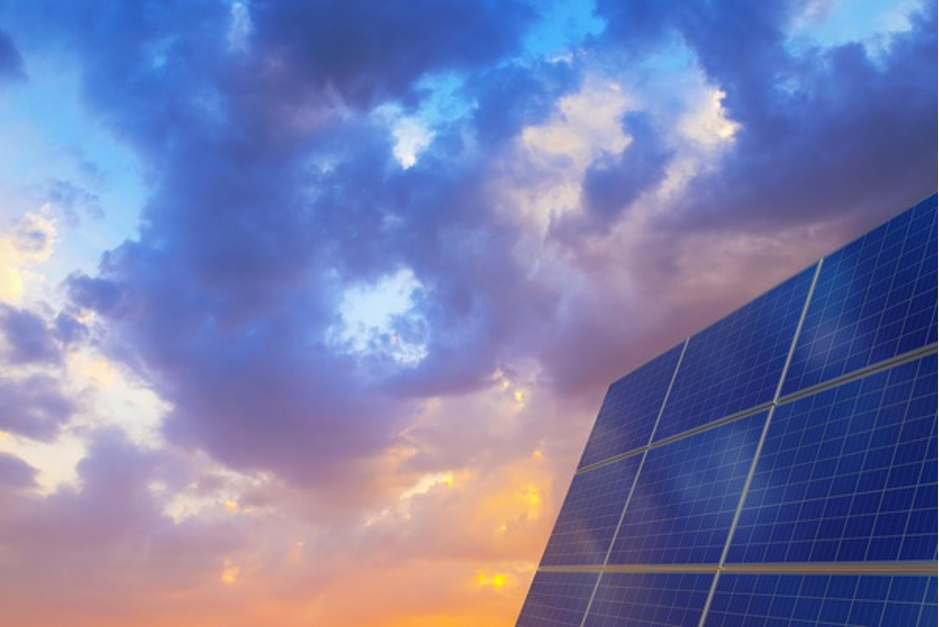 panel solar contra cielo nublado | solar panels against a cloudy sky